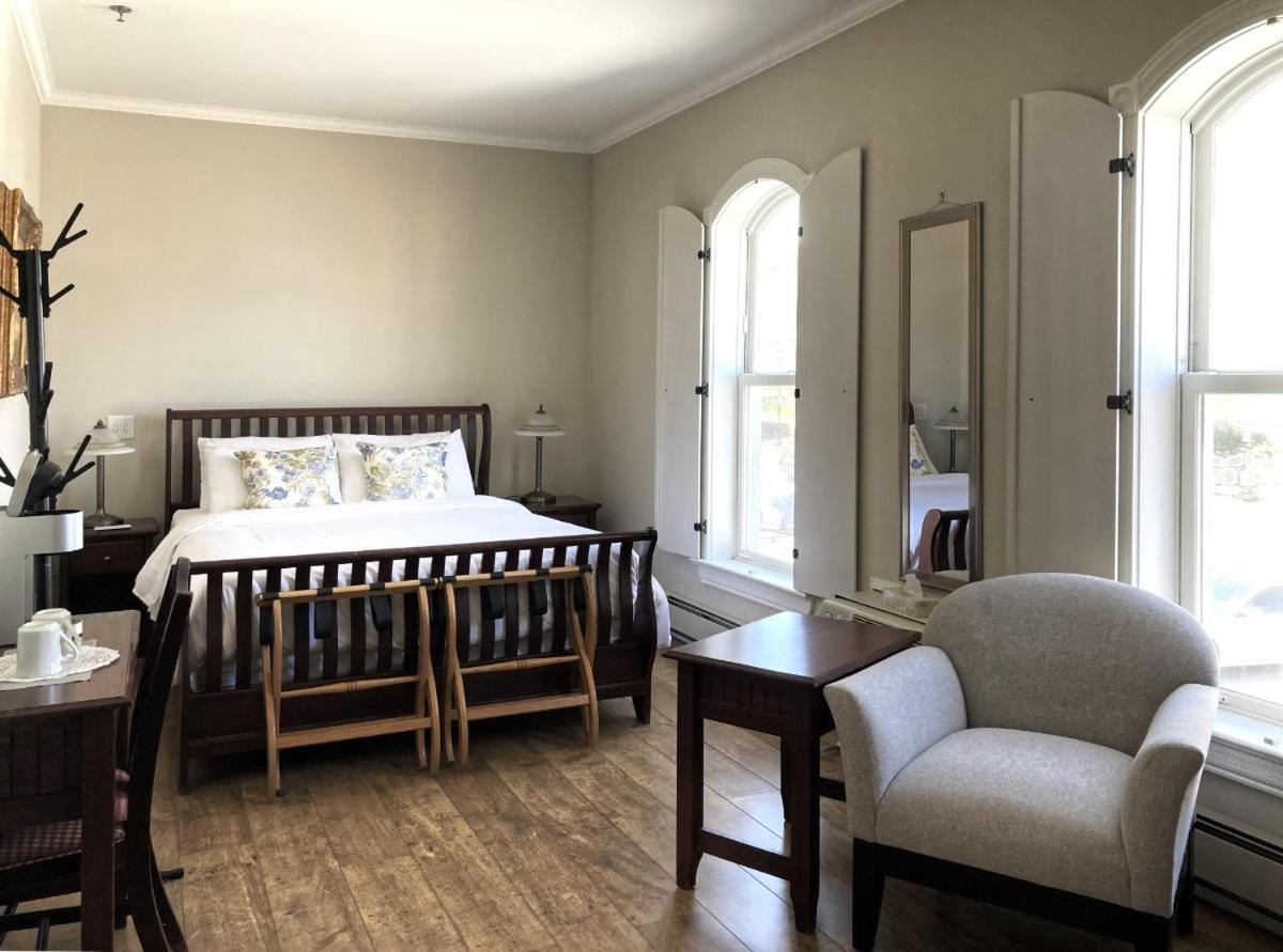 Lunenburg Arms Hotel Екстериор снимка